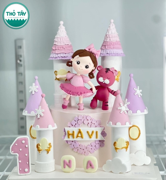 Bánh kem fondant thôi nôi hình lâu đài công chúa – Mẫu hot 2025