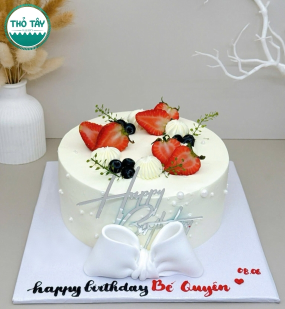 Bánh Kem trái cây phủ kèm nơ fondant