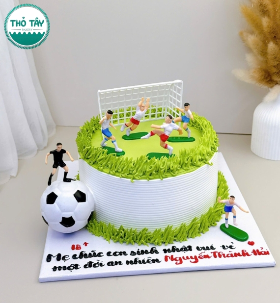 Bánh sinh nhật bé trai mê đá bóng-bánh kem ngon cần thơ