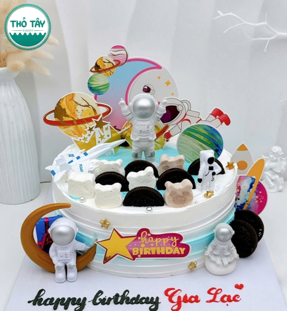 Bánh kem sinh nhật bé trai yêu thích người phi hành gia