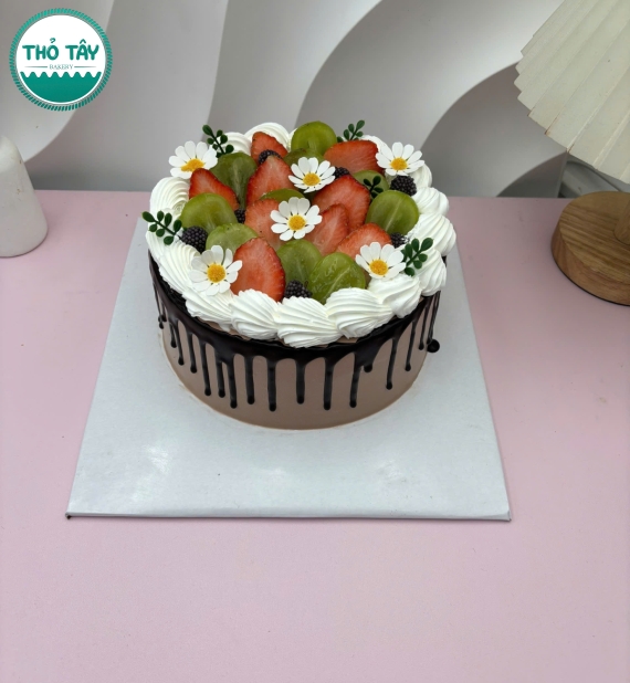 Bánh Kem trái cây hot 2025 trang trí dâu tây nho tươi