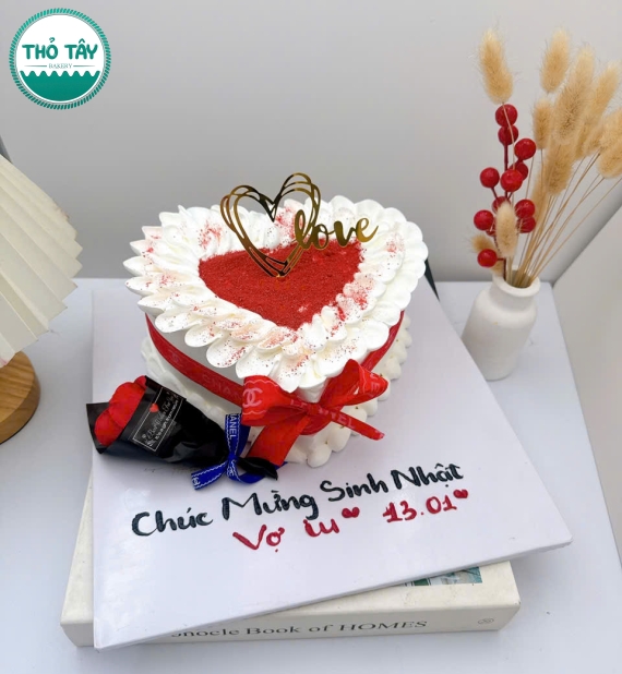 Bánh Kem trái tim tone đỏ kèm bó hoa nhỏ