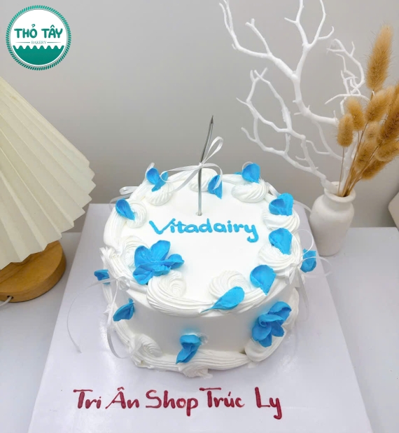 Bánh kem hàn quốc trang trí hoa nhí tại Thỏ Tây