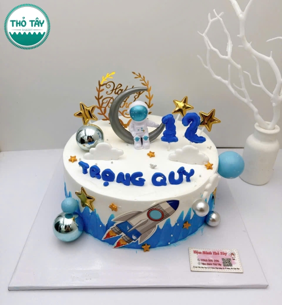Bánh kem dành cho bé trai yêu thích phi hành gia lên 5 tuổi 