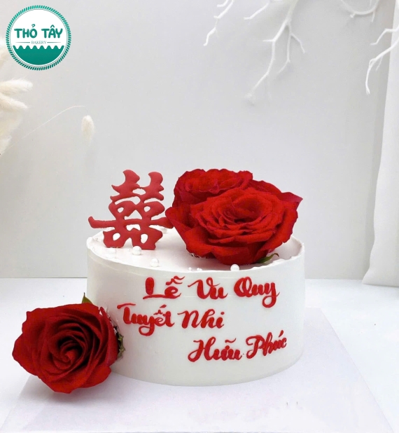 Bánh Cưới tone đỏ kết hợp hoa tươi mẫu đẹp 2026