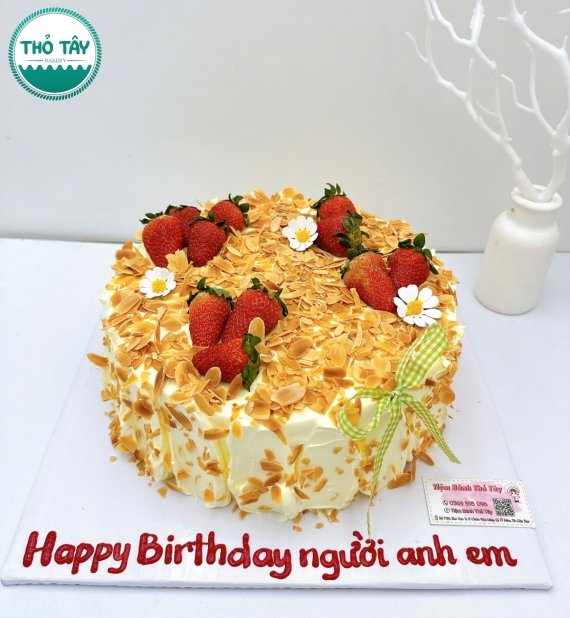 Mẫu bánh trái cây hạnh nhân mix dâu tây