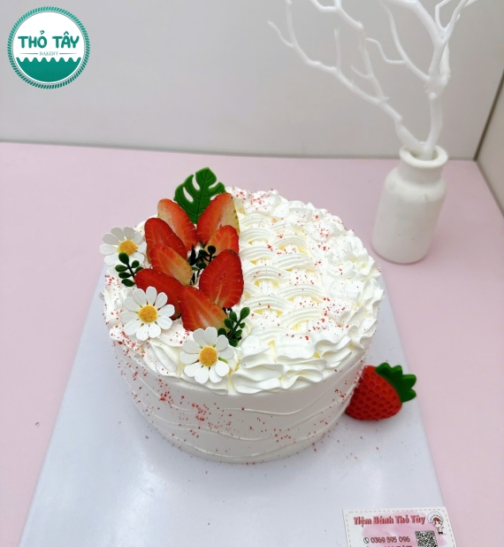 Bánh Kem trái cây hot tại Cần Thơ mix dâu tây