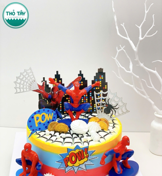 Bánh kem dành cho bé trai lên 8 tuổi yêu thích người nhện
