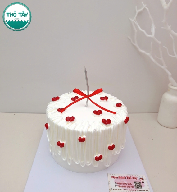 Bánh Kem tone trắng mix trái tim đỏ 