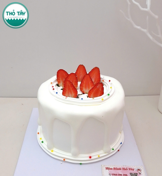 Bánh Kem Trái Cây tone trắng mix dâu tây 