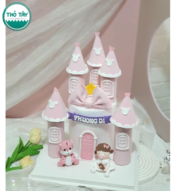 Bánh kem fondant thôi nôi hình lâu đài công chúa – Mẫu hot 2025