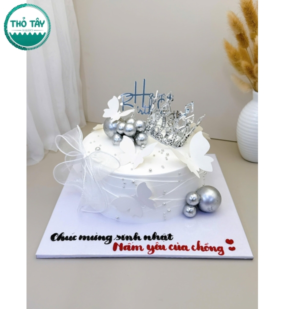 Bánh kem dành nữ tone trắng phụ kiện vương miện