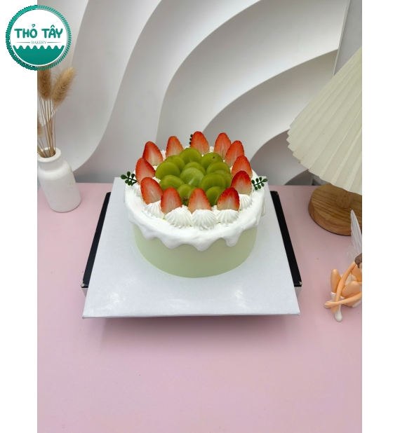 Bánh Kem trái cây gắn nho dâu tây