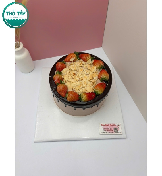 Bánh Kem trái cây kèm socola kèm dâu tây phủ đầy hạnh nhân