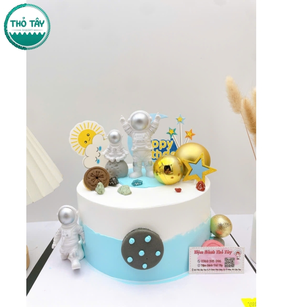 Bánh kem phi hành gia vũ trụ hot tại cần thơ