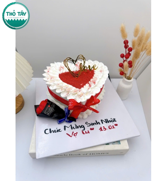 Bánh Kem trái tim tone đỏ kèm bó hoa nhỏ